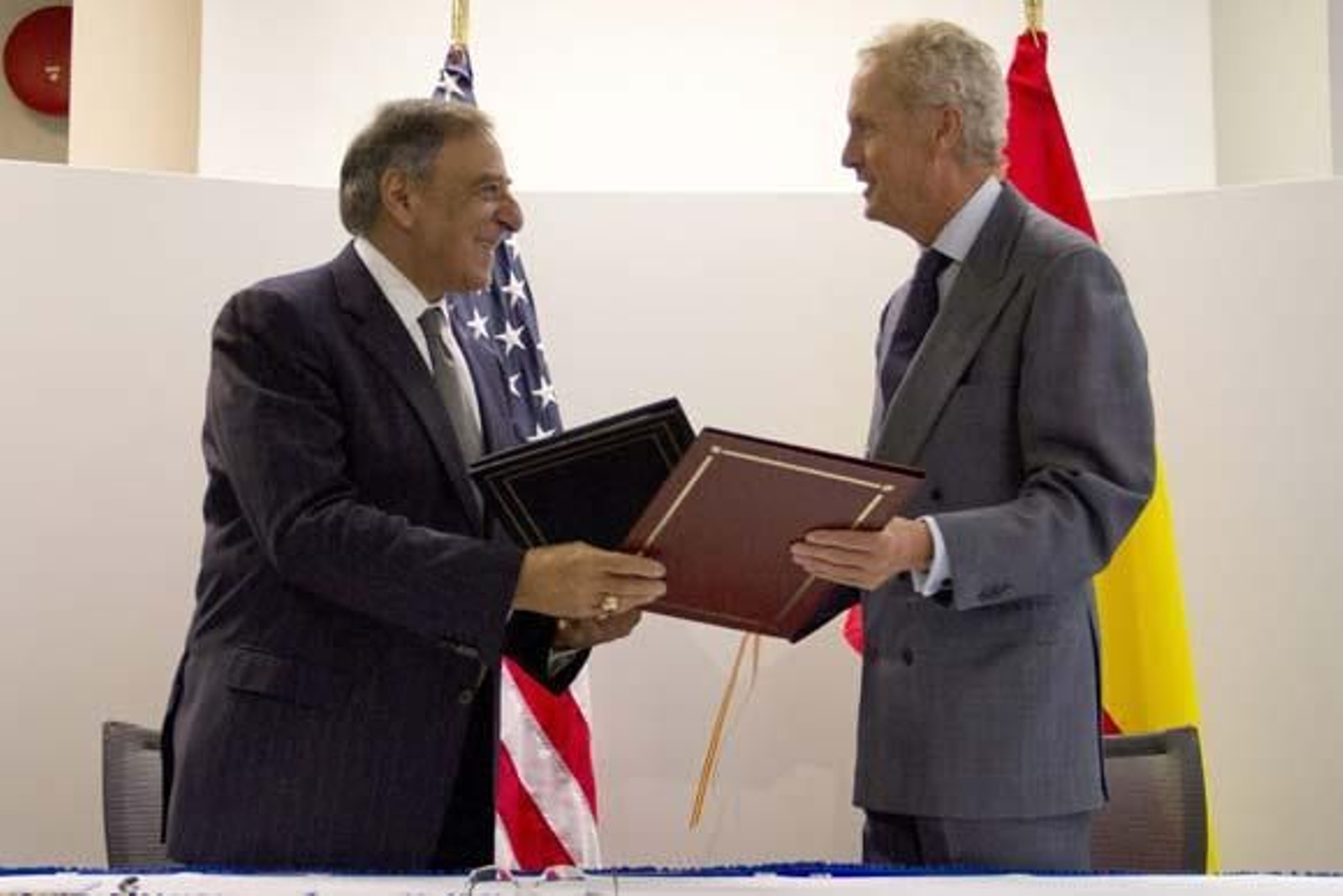 España y EEUU firman el acuerdo para el despliegue del escudo antimisiles en Rota