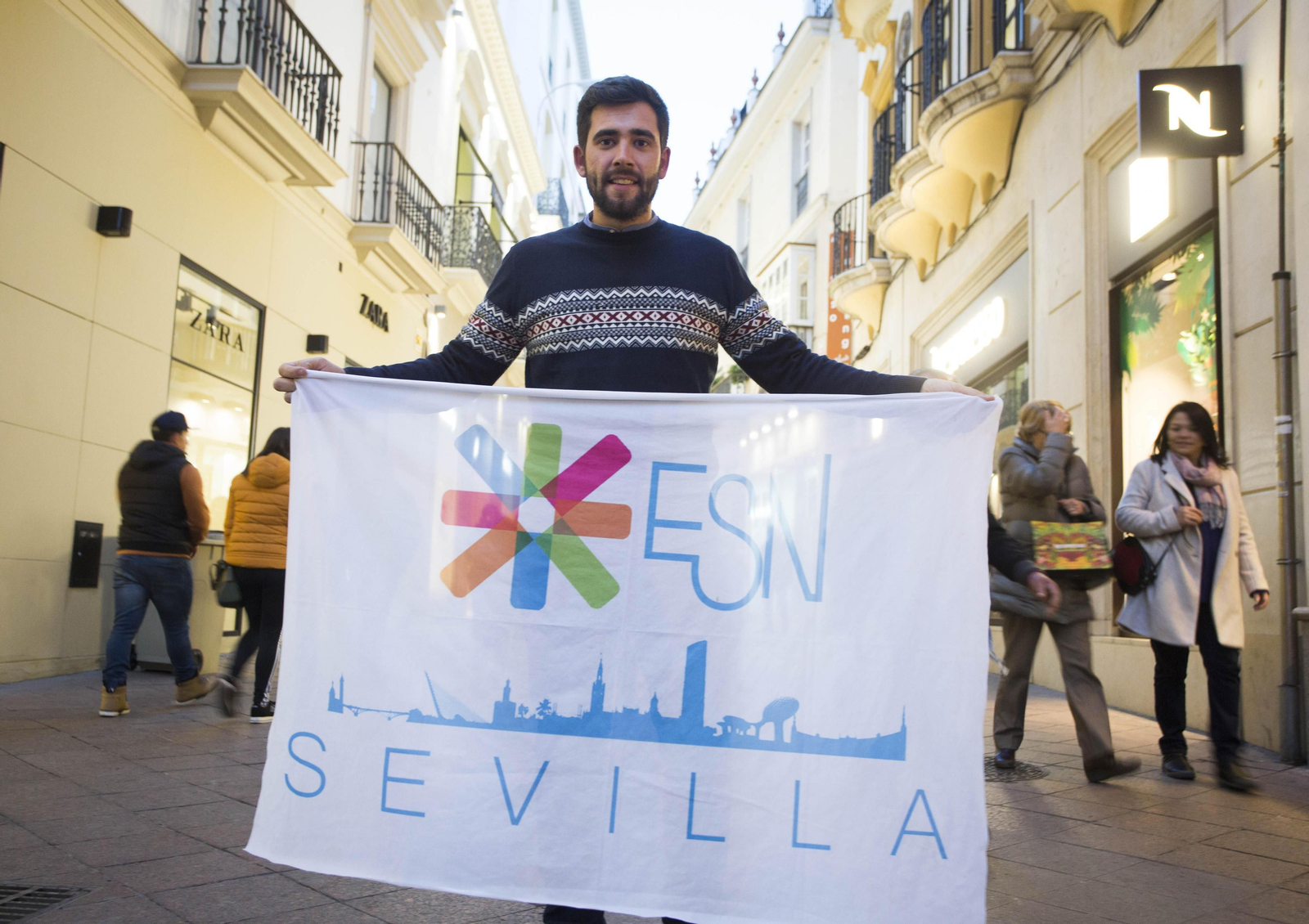 1. Emilio Martín, presidente de ESN Sevilla. 2. Grupo de voluntarios en una de las últimas actividades.