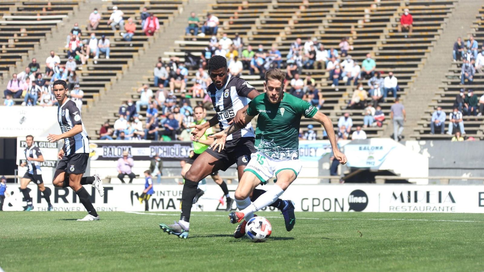 Nahuel Arroyo trata de zafarse de la presión de Coulibaly.