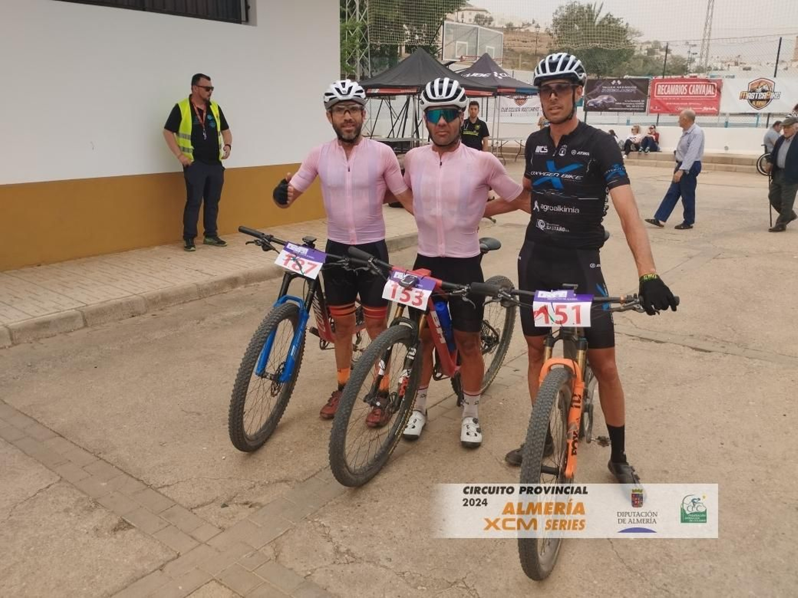 Tres ciclistas posan durante la IX Media Maratón BTT Camino Natural Vía Verde.