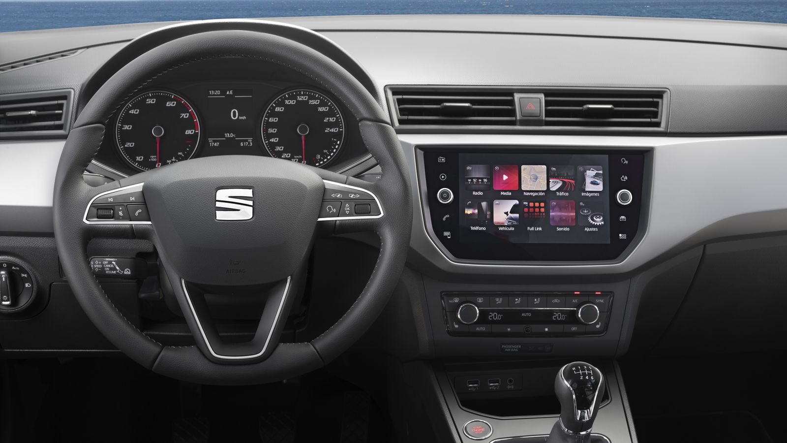 Del interior nos quedamos con la pantalla de 8 pulgadas.