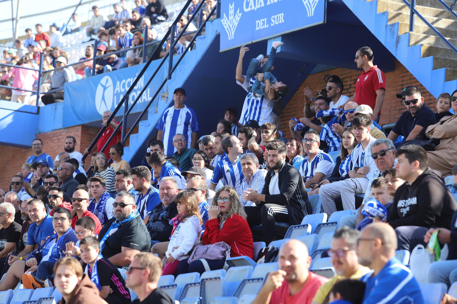 Imágenes del gran ambiente en el Nuevo Colombino para ver el  Recre-Burgos