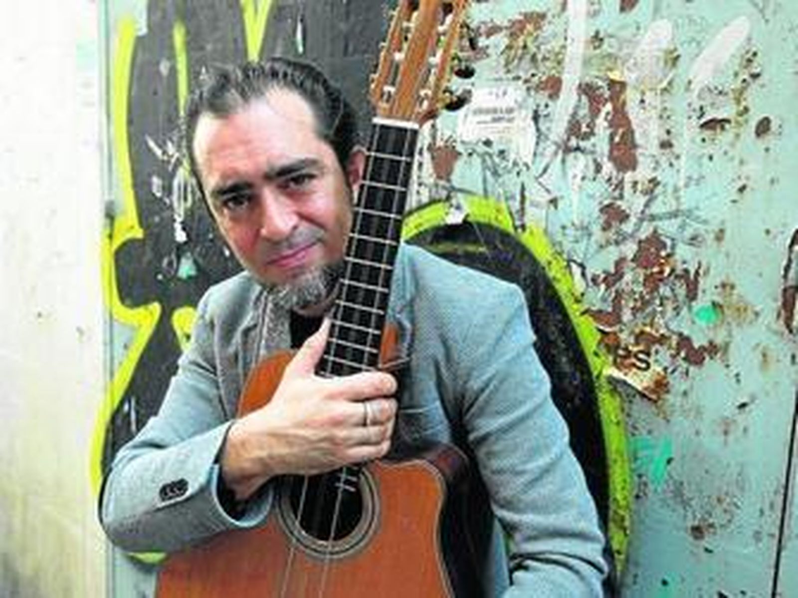 Raúl Rodríguez (Sevilla, 1974) posa con el tres flamenco creado en Triana por el lutier Andrés Domínguez.