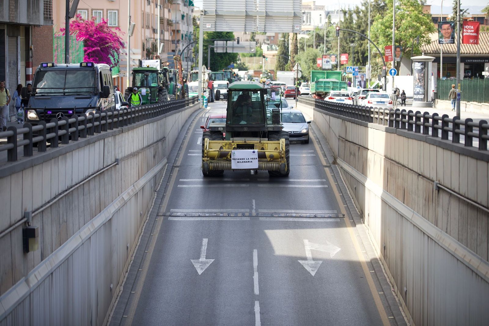 La tractorada de los regantes de la Vega de Granada, en imágenes