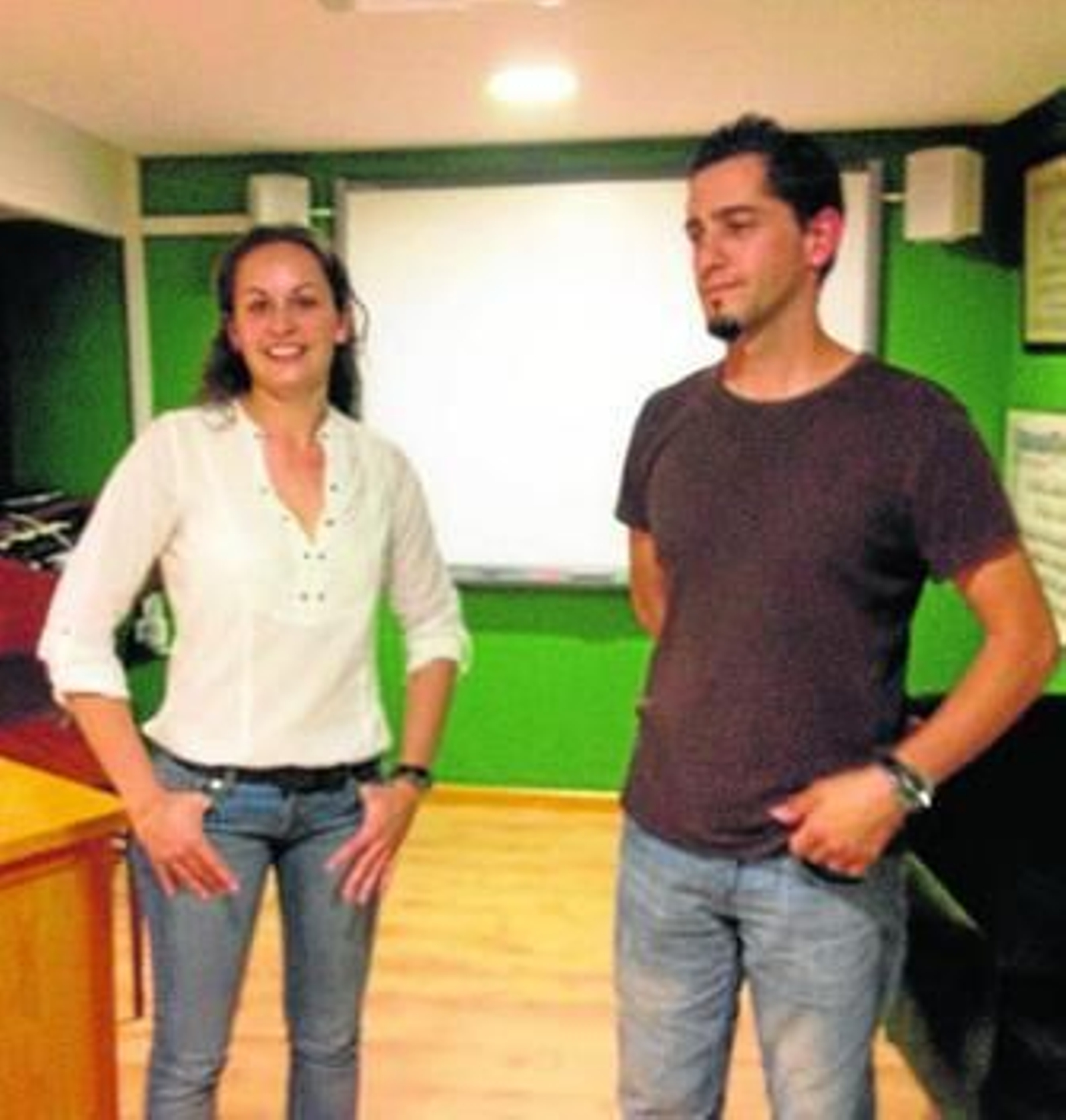 Ana Galindo y Sergio Monroy, en el aula donde se impartirán las clases.