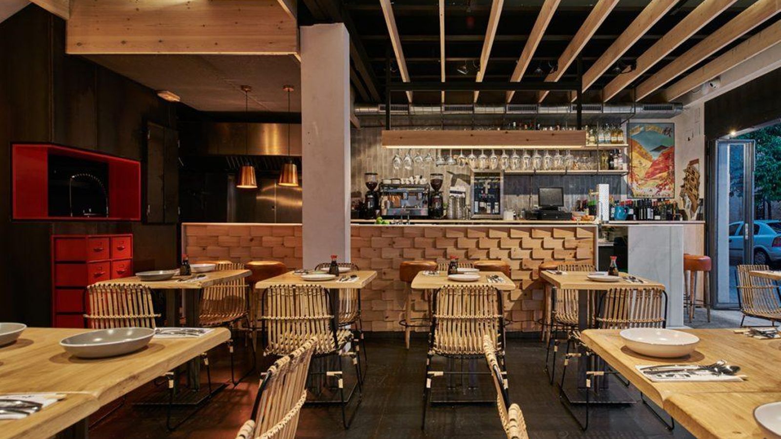 El moderno y elegante interior del restaurante de fusión peruano-japonesa Chifa Tapas