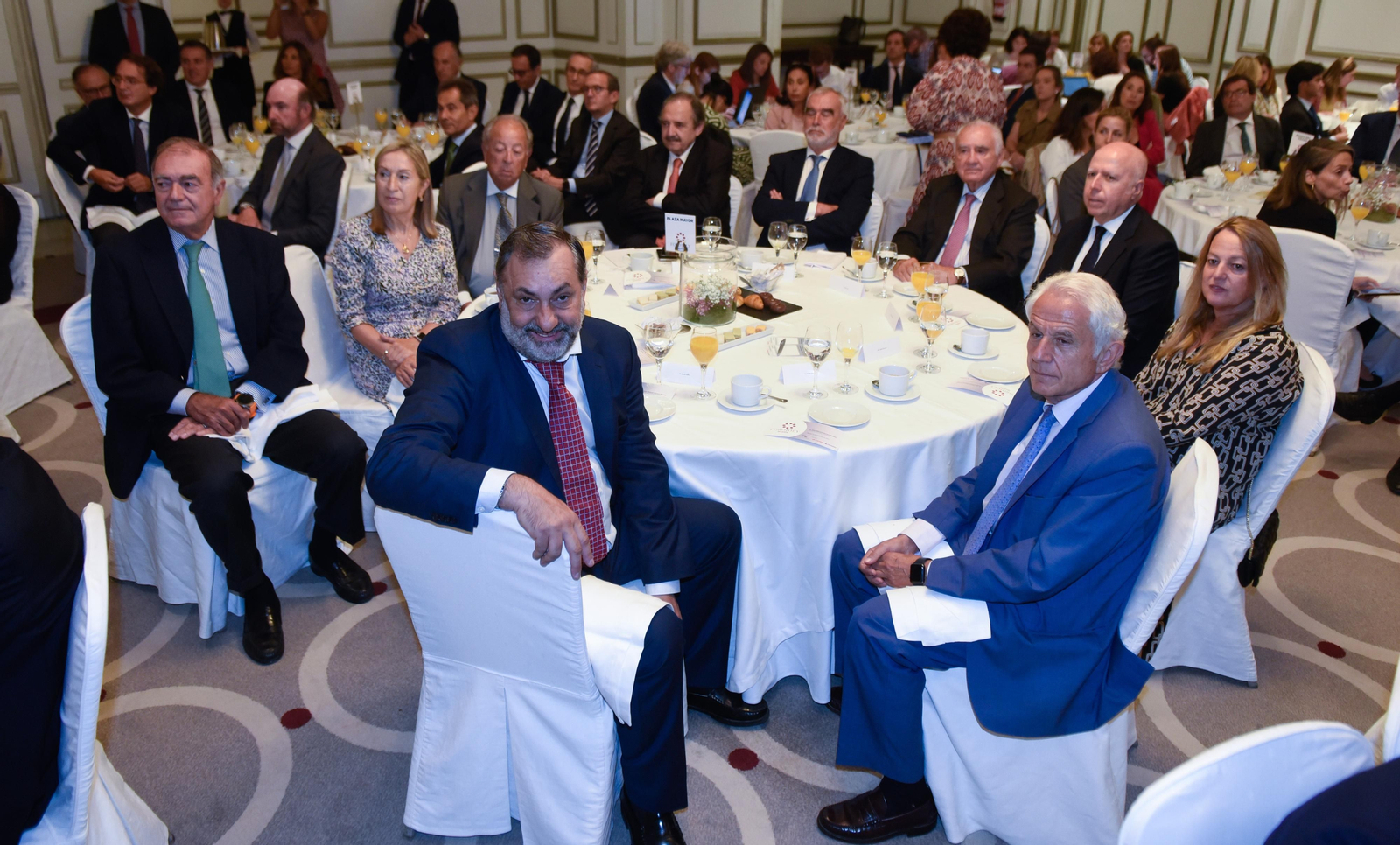 Los invitados al Foro Joly con Juanma Moreno en Madrid, en imágenes