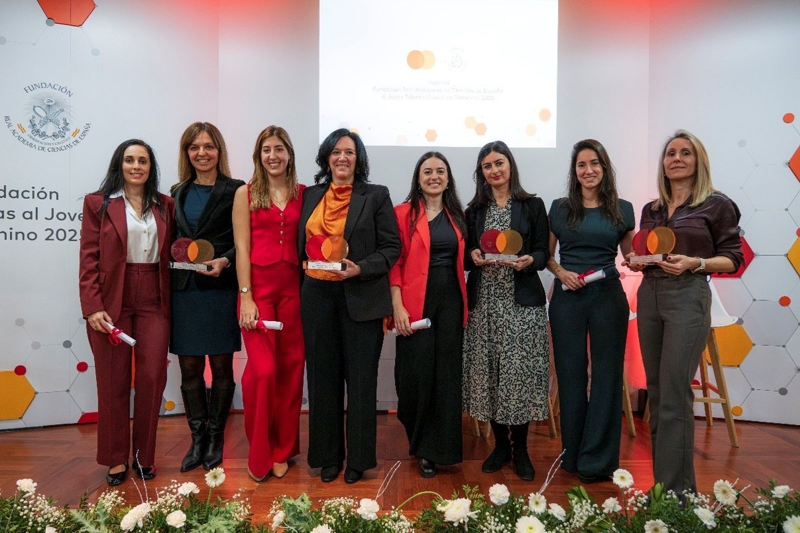 Marina Murillo, tercera contando desde la derecha, con su premio.