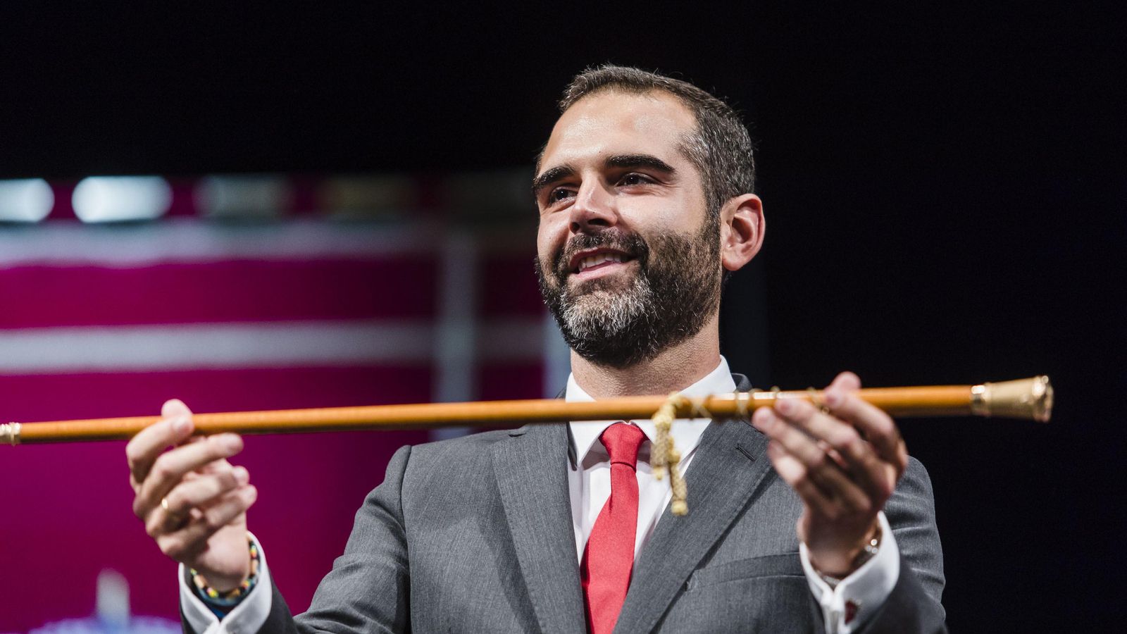 Fernández-Pacheco, con el bastón de mando de la ciudad