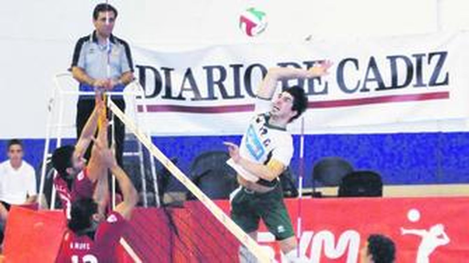 El puertorrealeño Nico Oroz se eleva para tratar de superar con su remate el bloqueo del conjunto tarraconense.