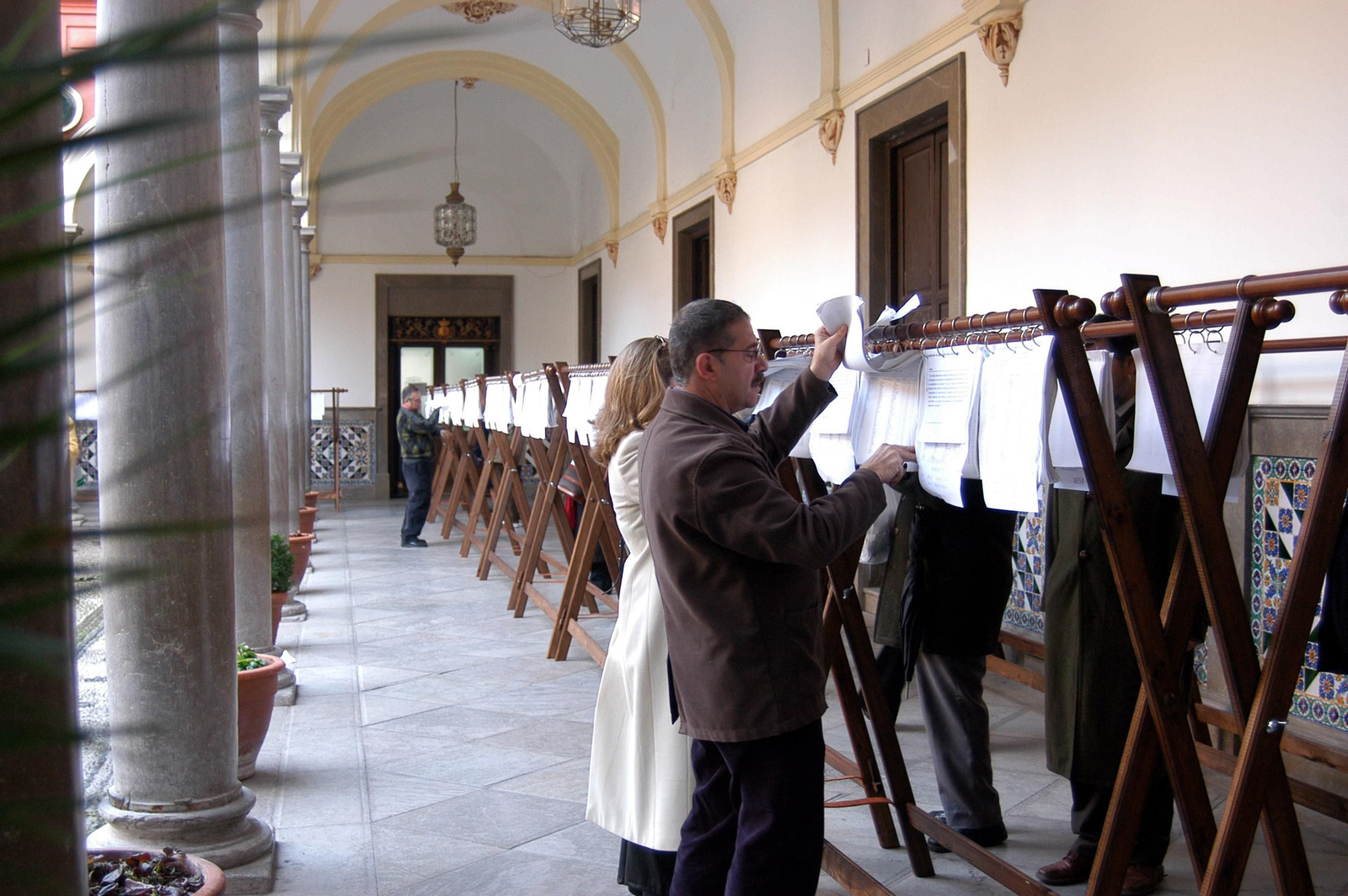 Comprobación a mano de unas listas electorales en una imagen de archivo.