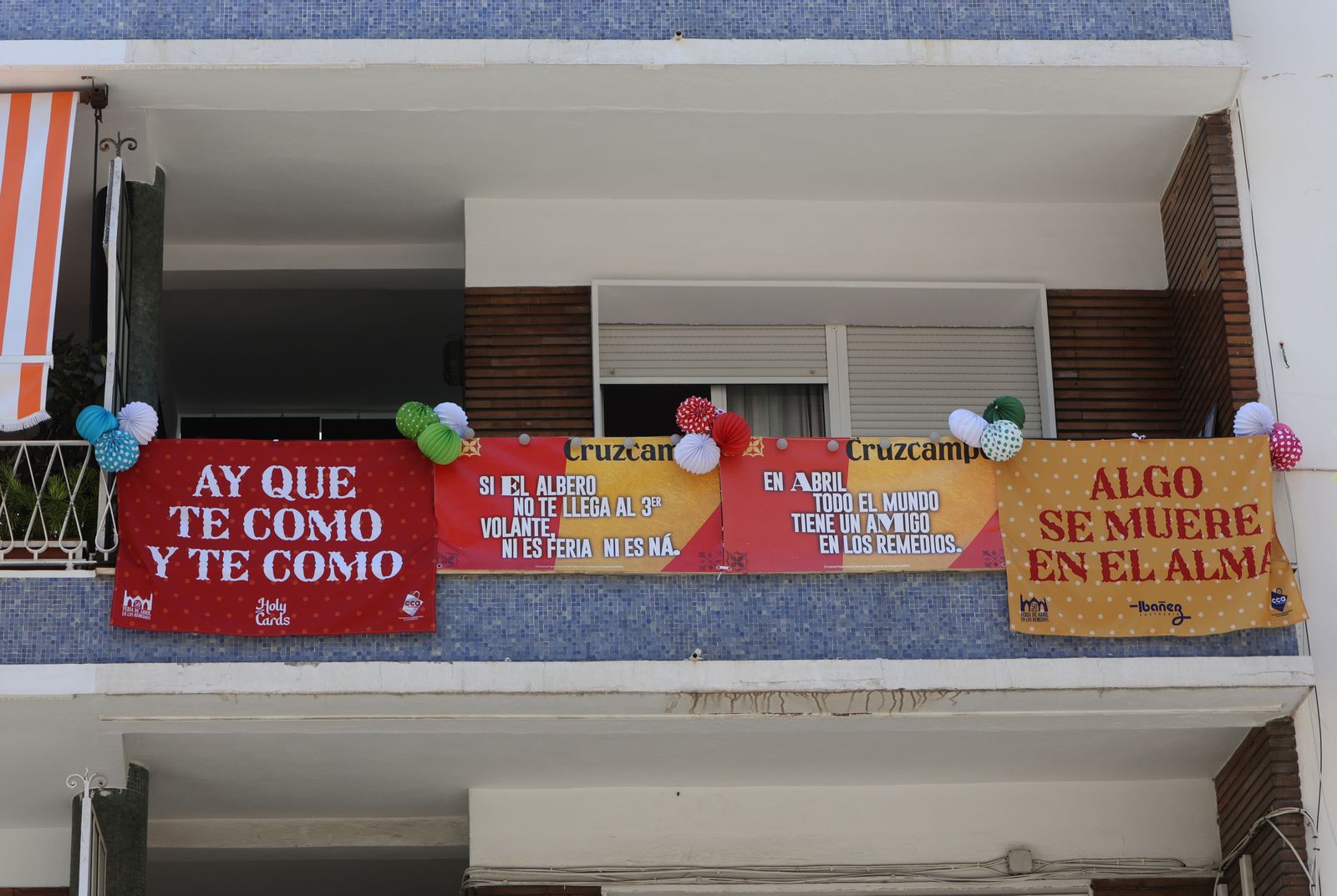 Banderolas y colgaduras en los balcones de Los Remedios