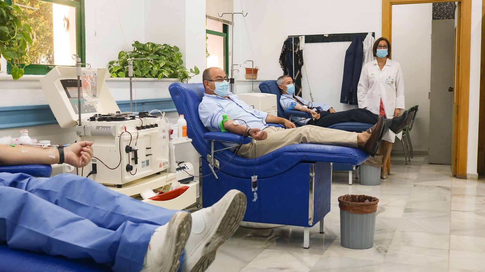 El equipo directivo del Hospital Virgen del Rocío en el momento de la donación de la sangre.