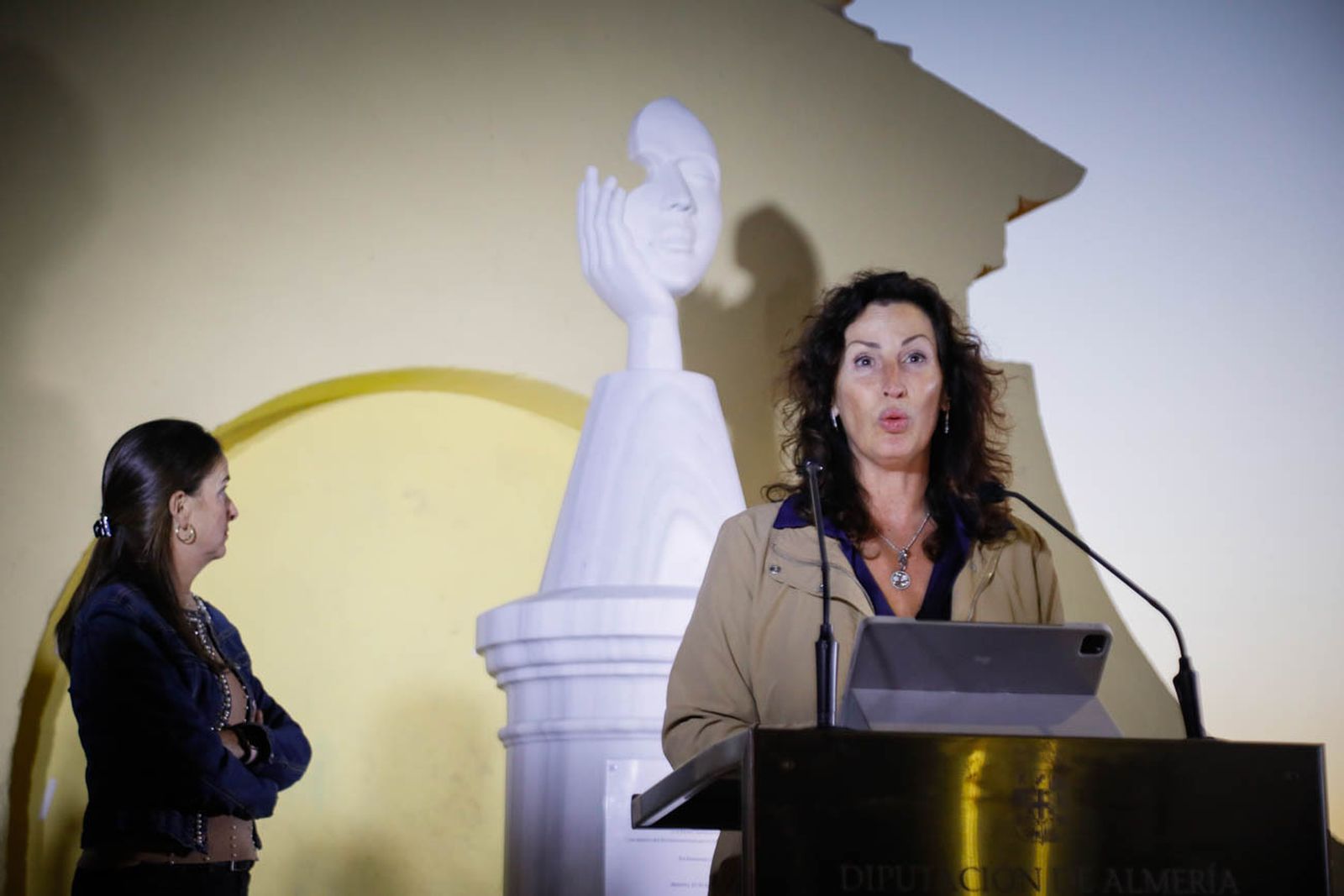 Imágenes del monolito en homenaje a las víctimas de violencia de género