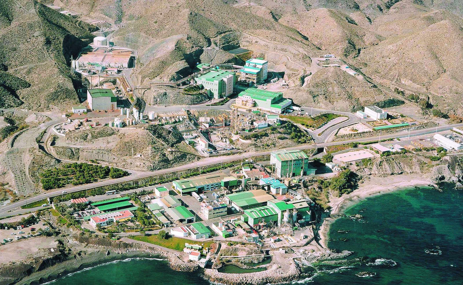 Fábrica en la playa de Villaricos.