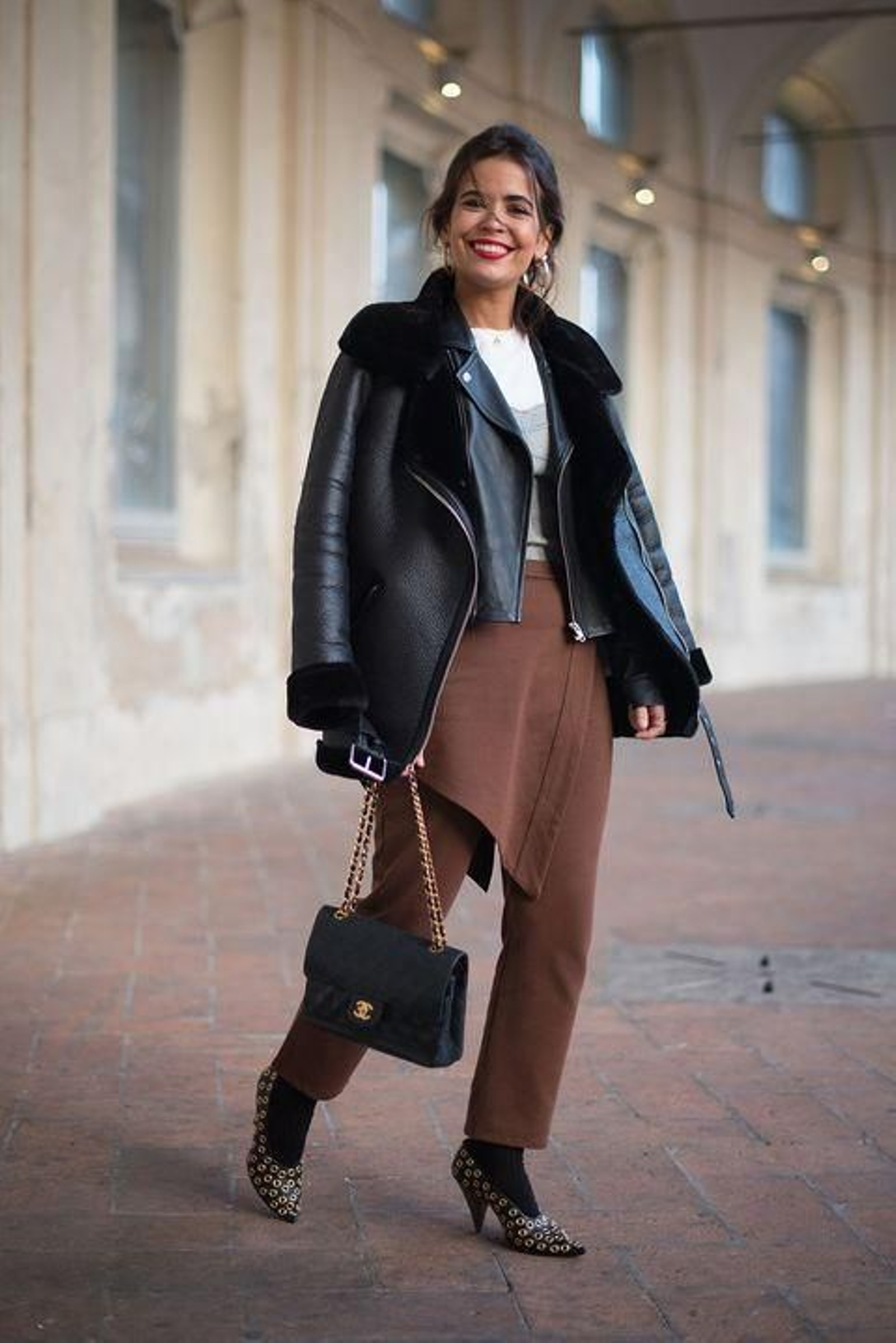 Así se lleva la cazadora más viral de Zara según el 'street style'