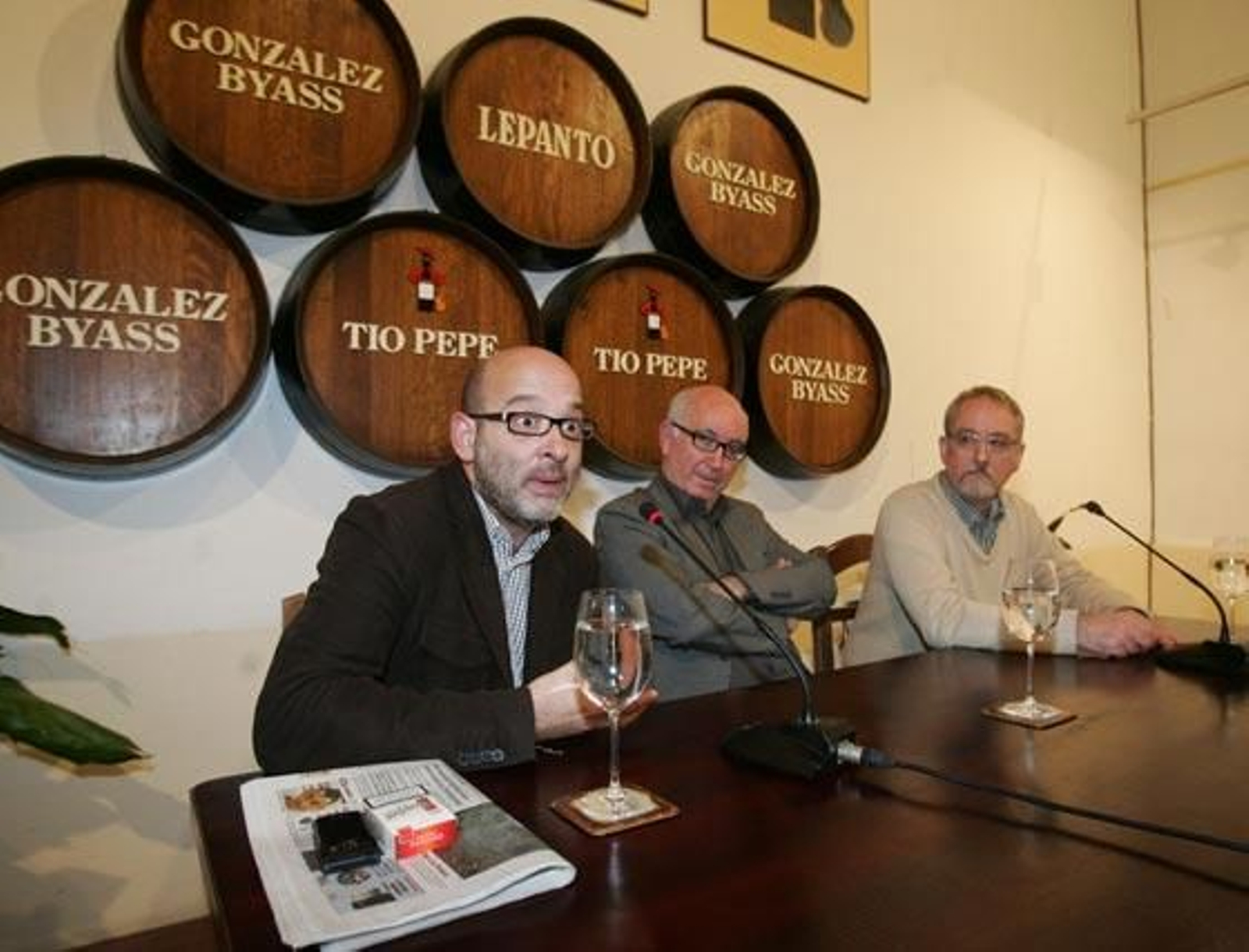 Por otro lado, Las bodegas González Byass celebró anoche una charla-coloquio  sobre la ópera ‘La Traviata’ de Giuseppe Verdi a cargo del director musical, Carlos Aragón, y de escena, Francisco López. Una cita en la que los amantes de la lírica pudieron  conocer más de cerca los entresijos de la puesta en escena de esta obra y preguntar a los expertos por el desarrollo de esta inquietante obra en tres acto

Foto: Manuel Aranda