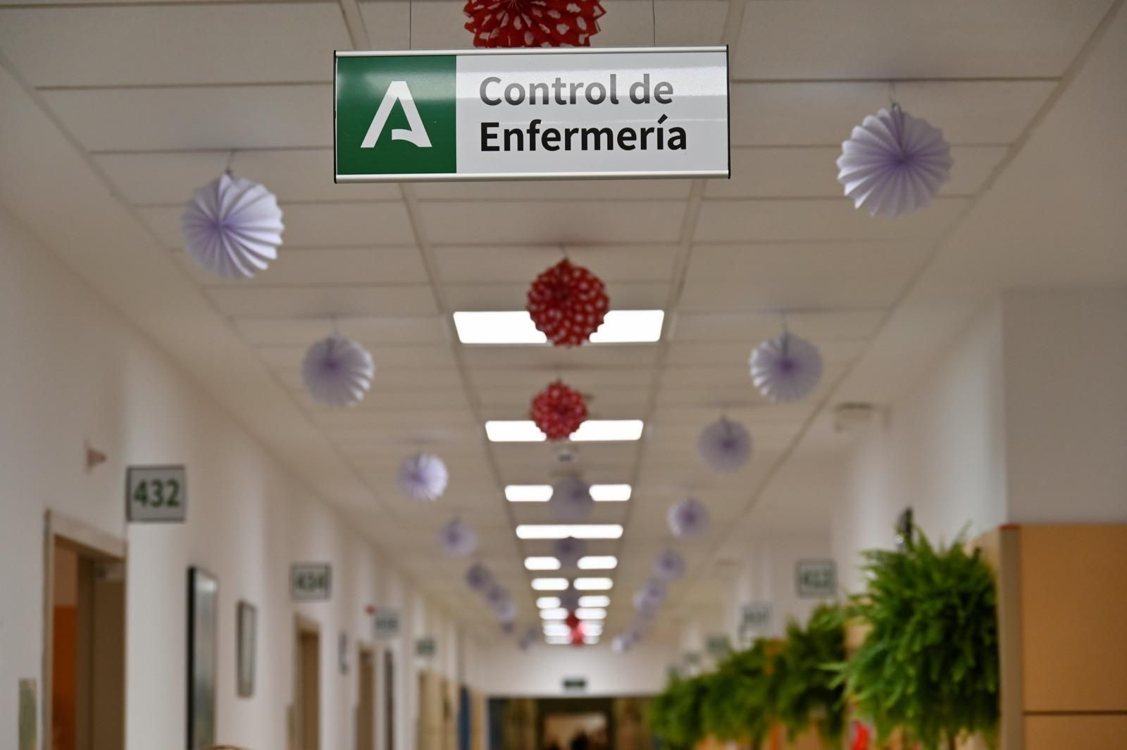 Farolillos puestos en un pasillo del hospital.