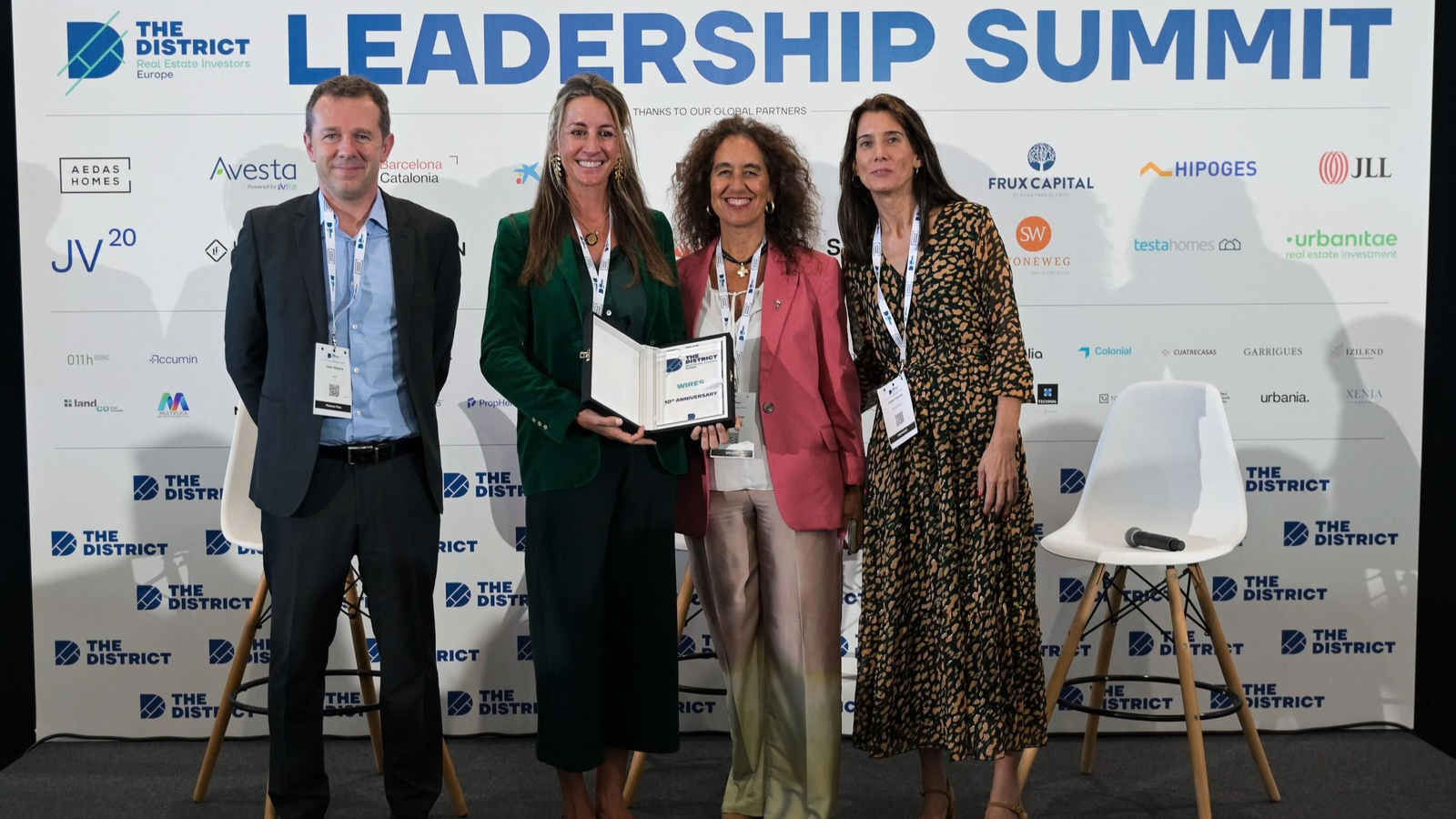 Juan Velayos, presidente de The District 2025; Carmen García, presidenta de WIRES; Ariadna Belver, vicepresidenta de WIRES; y Gema Traveria, directora de The District