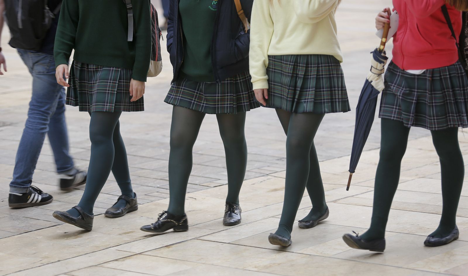 Estudiantes en uniforme paseando por el centro histórico de Málaga.