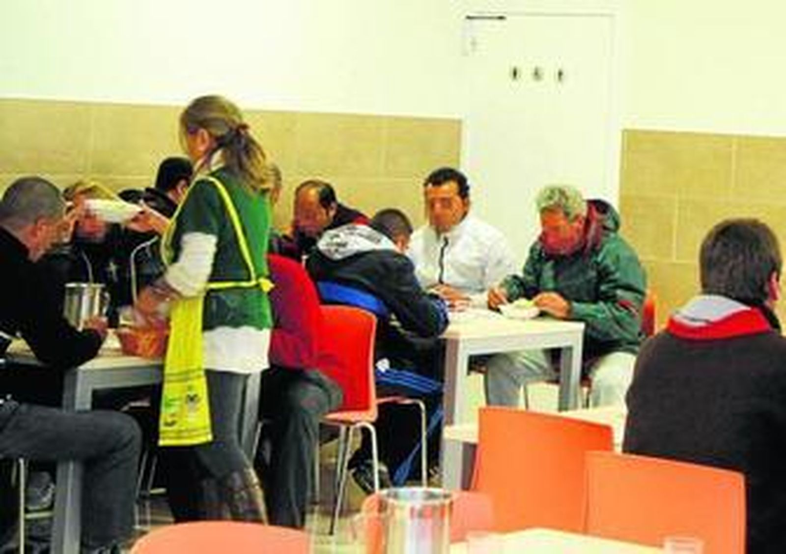 Familias en un comedor social de la ciudad.