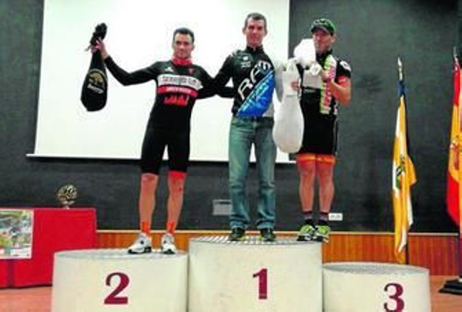 Podio de la categoría absoluta masculina, con Trujillo, Ramírez Abeja y el bartolino Francisco Javier Macías.