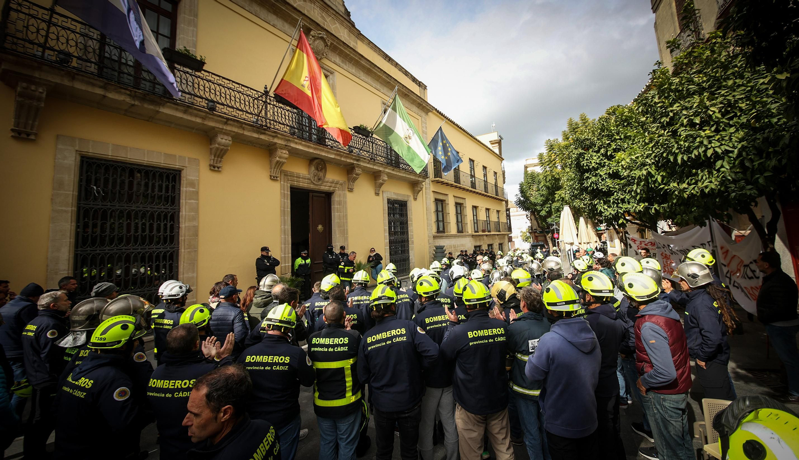Los bomberos de Jerez marchan hasta el Ayuntamiento