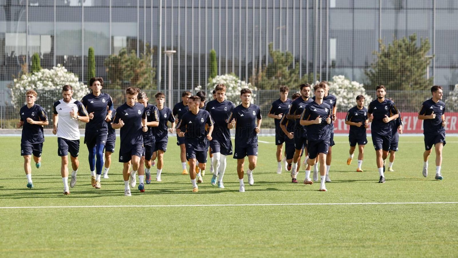 El Real Madrid C, en un entrenamiento en Valdebebas con Pau Torres al frente.