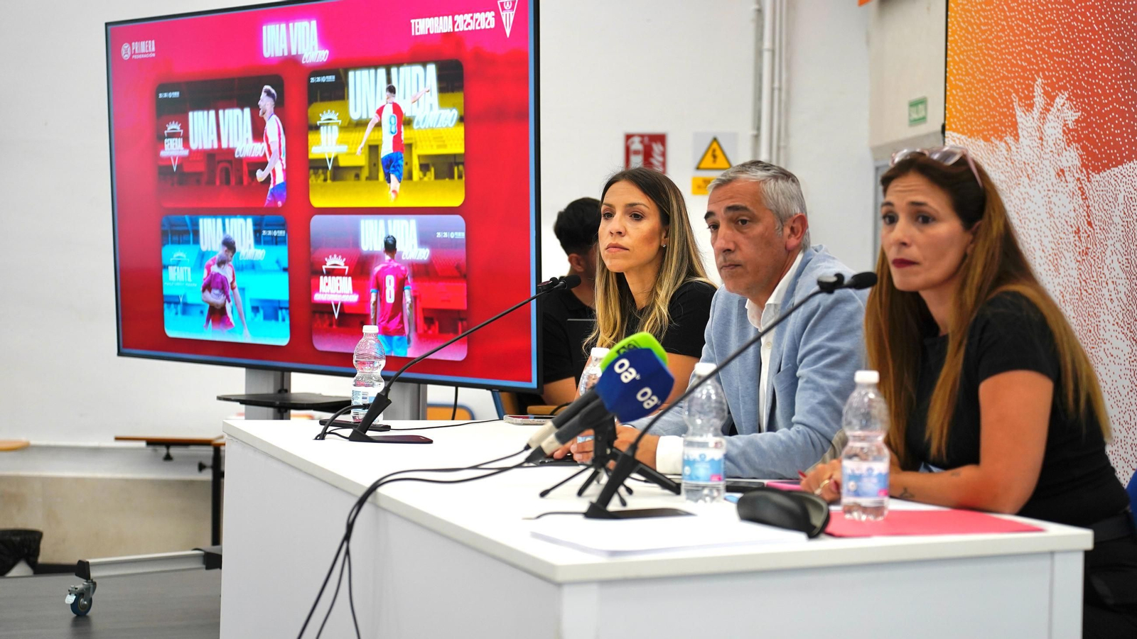 Fotos de la presentación de la campaña de abonados del Algeciras C.F en la Escuela de Arte de Algeciras