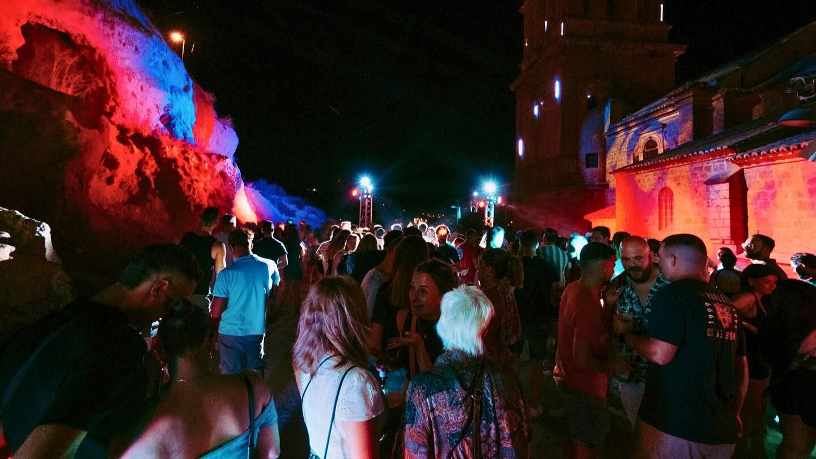 Luminare transforma los castillos de la provincia de Jaén en auténticas fiestas electrónicas al aire libre.