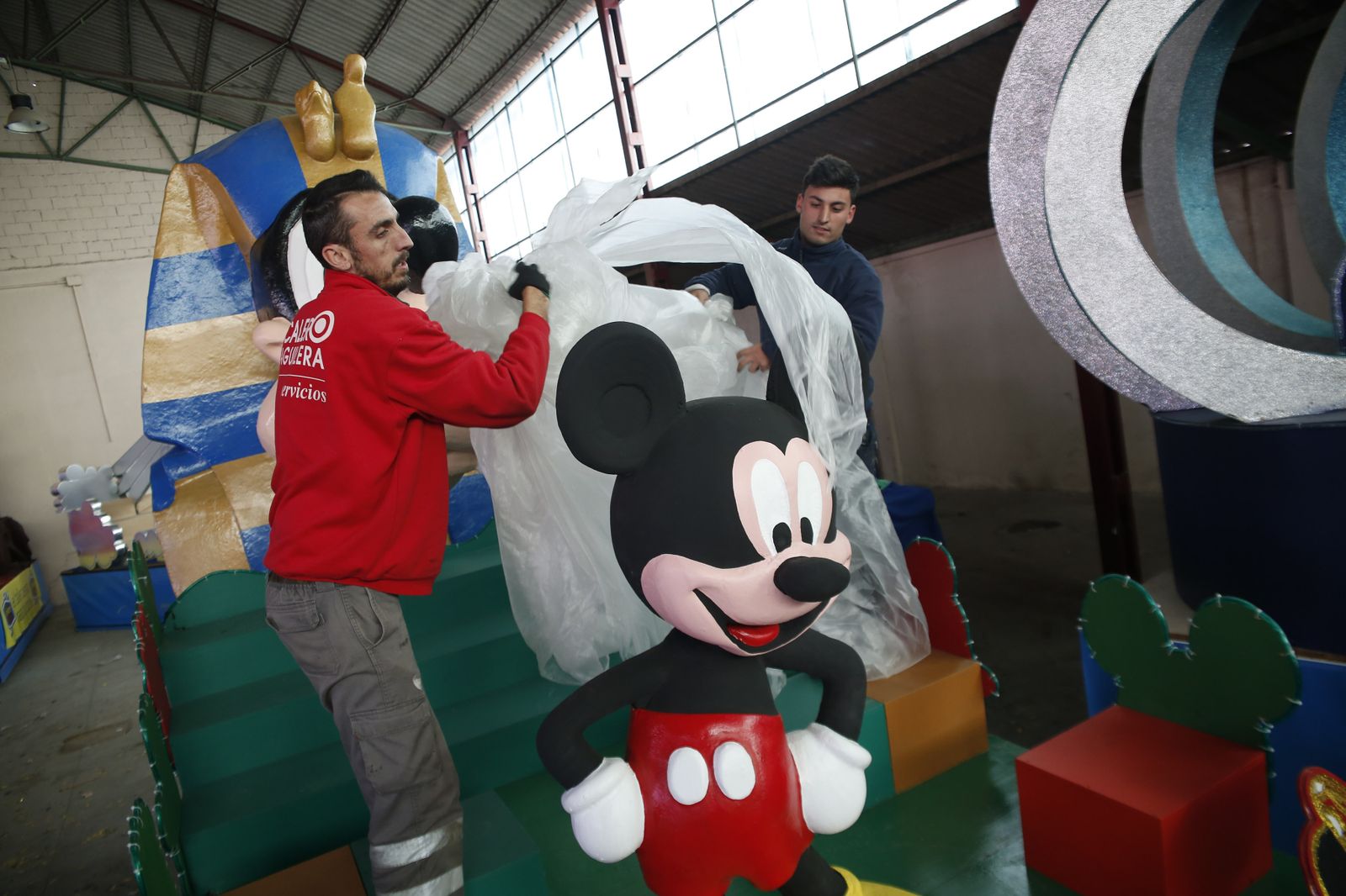 Las carrozas, ayer en la nave municipal donde recibieron los últimos detalles para que todo esté preparado.