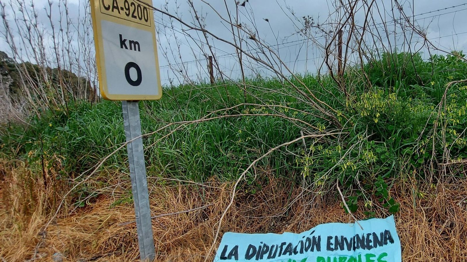 Pancarta de protesta de Agaden en la CA-9200 de Jimena.