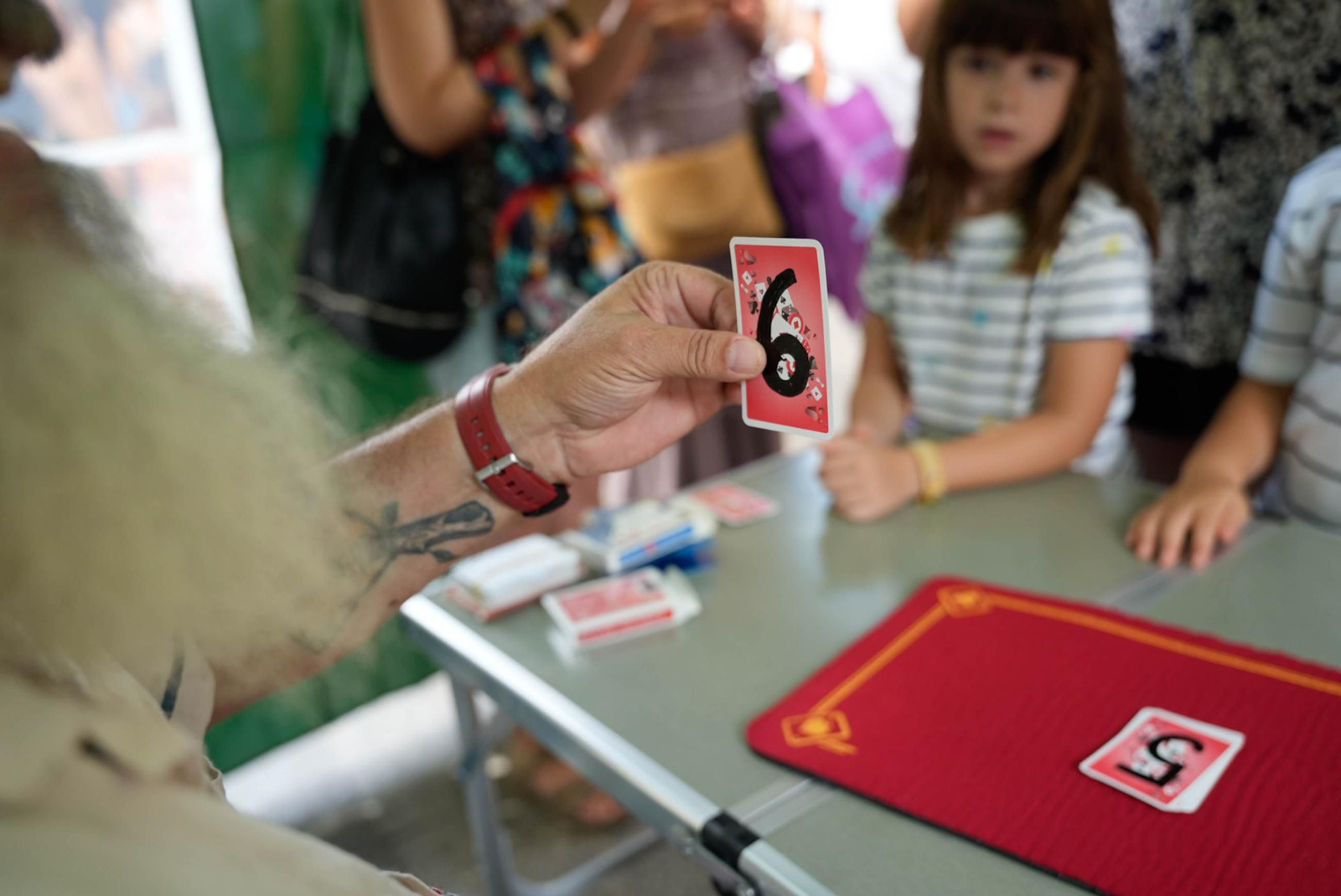 Las mejores imágenes del espectáculo de magia en la calle de la Feria de Almería