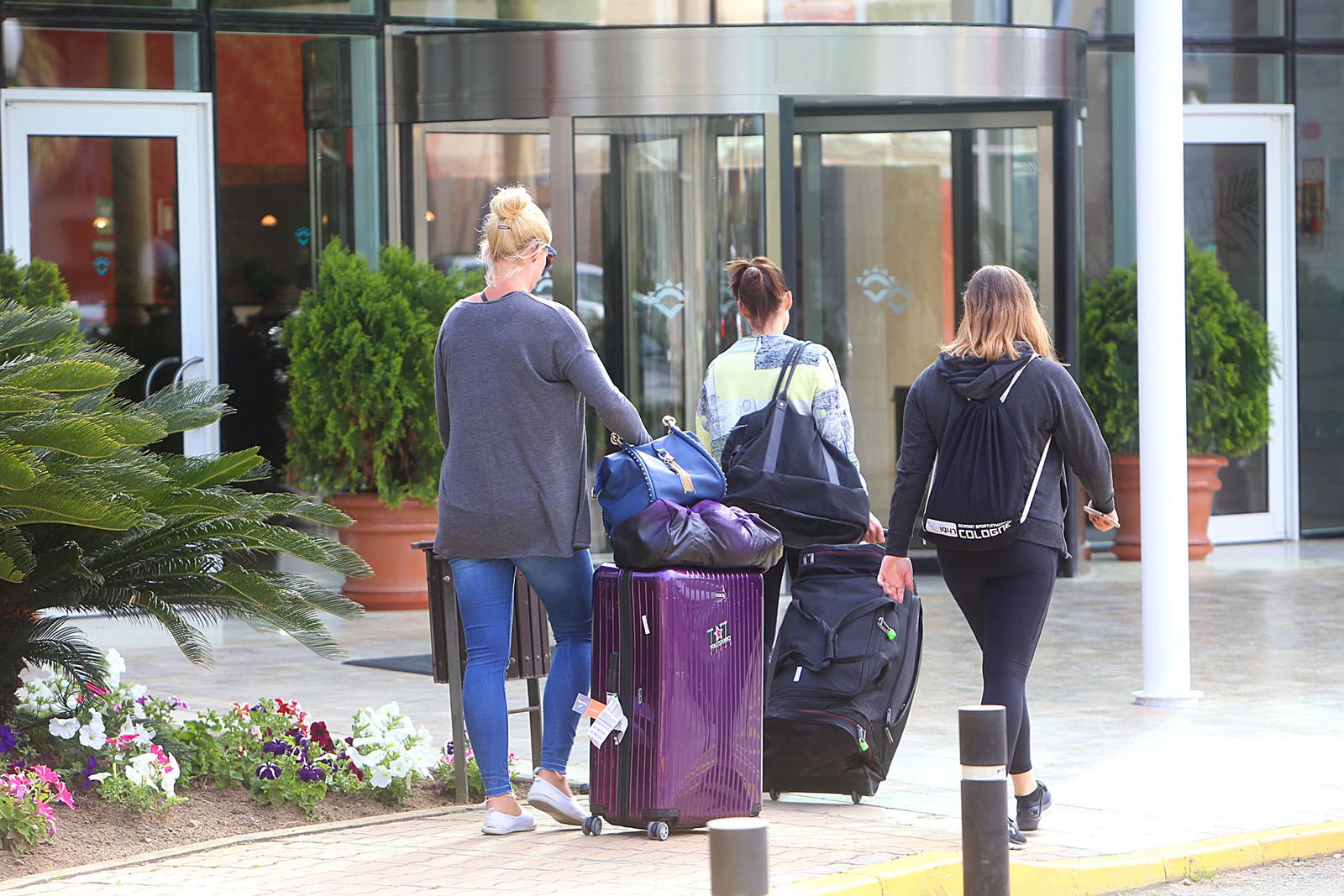 Turistas llegando a un hotel de Chiclana.