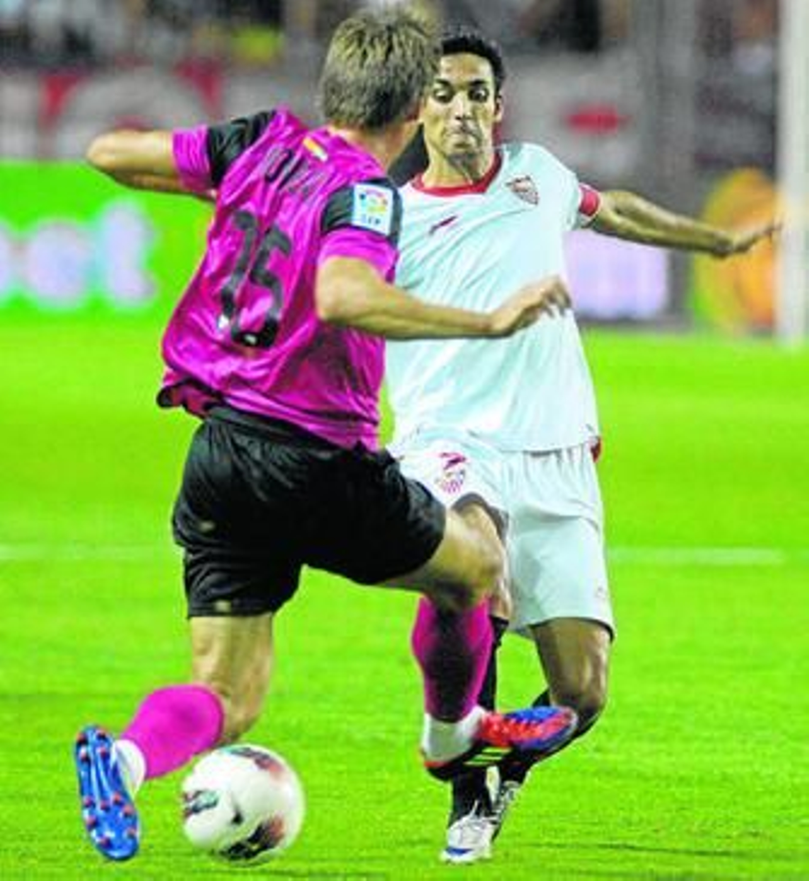 Jesús Navas intenta sortear ayer a Monreal.