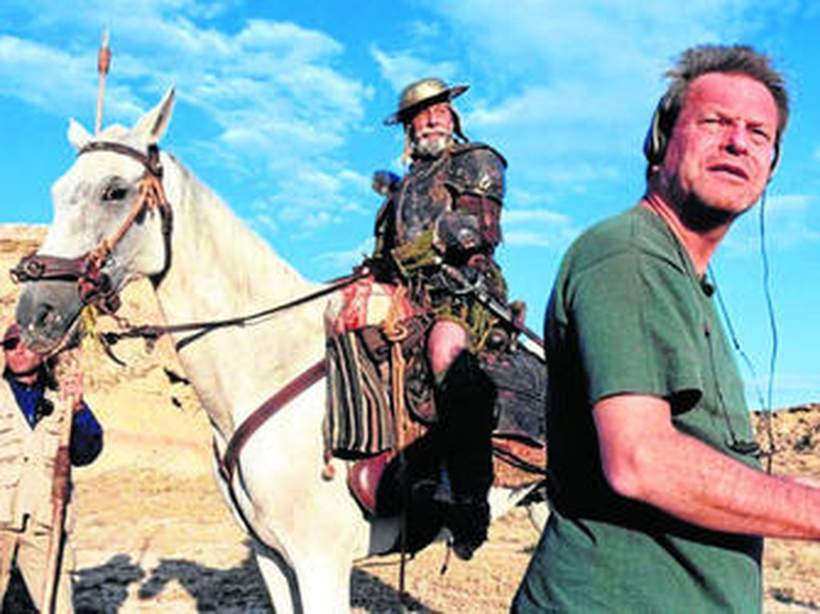 El director Terry Gilliam, durante el primer intento de rodaje de su película en los 90, con el francés Jean Rochefort al fondo como Don Quijote.