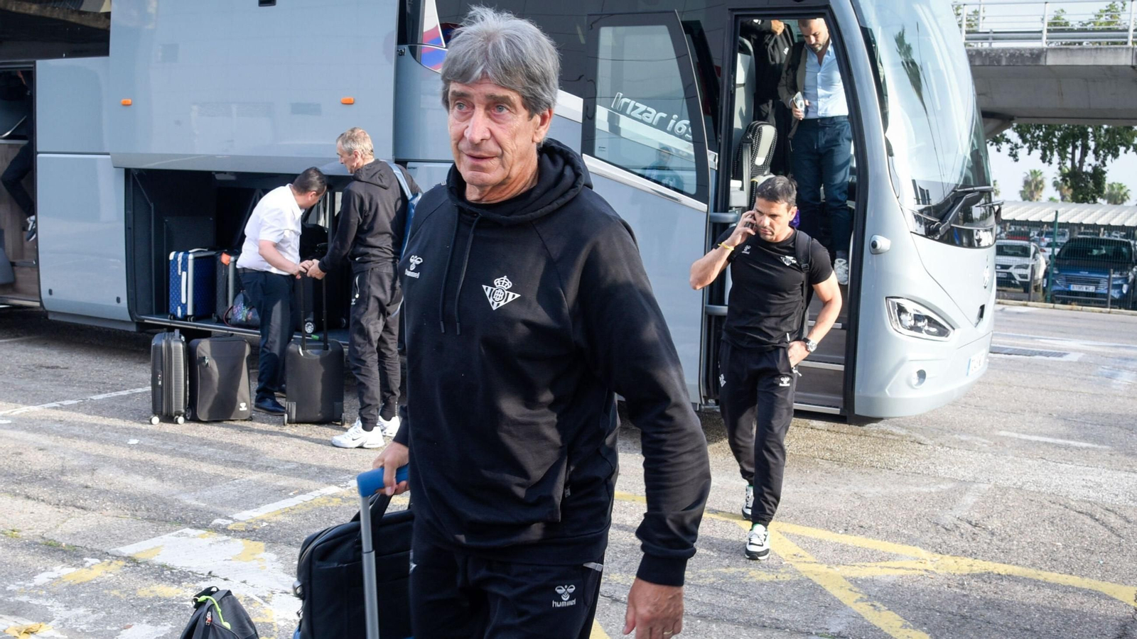 Manuel Pellegrini, a su llegada al aeropuerto con la expedición del Betis antes de partir a Florencia.