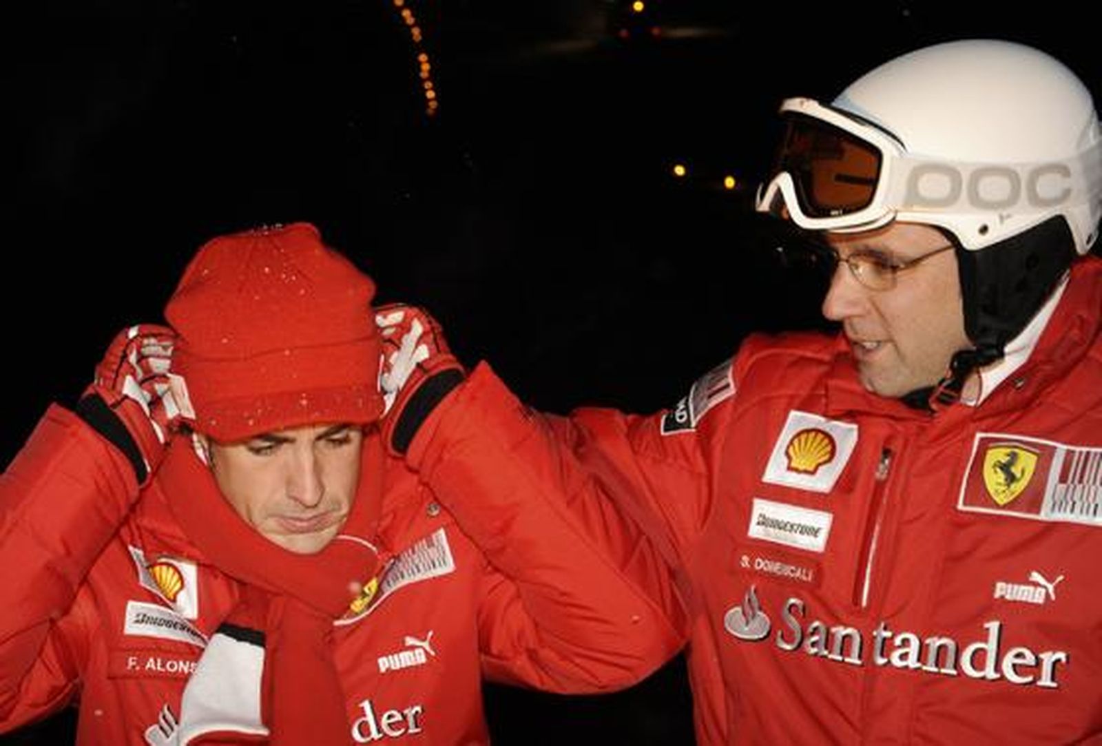 Stefano Domenicali, jefe de equipo de Ferrari, ayuda a Fernando Alonso a ajustarse el gorro de esquí.

Foto: Agencias