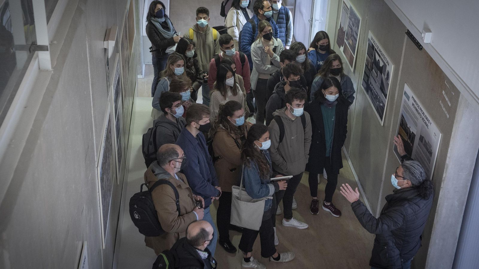 Manuel González explica la exposición a alumnos de Arquitectura.