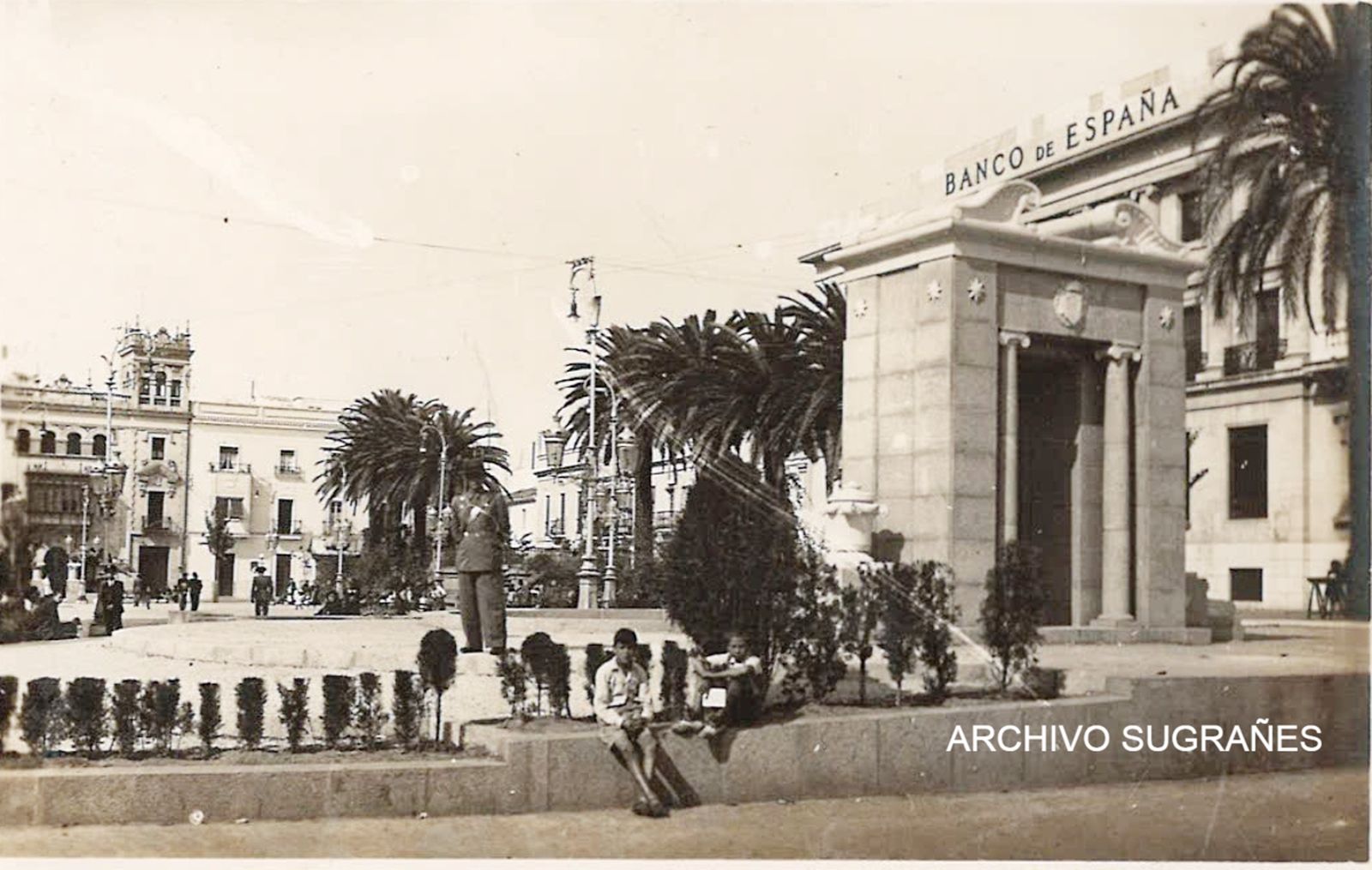 La Fuente Magna, en la que aparece el guarda de jardines y unos niños.