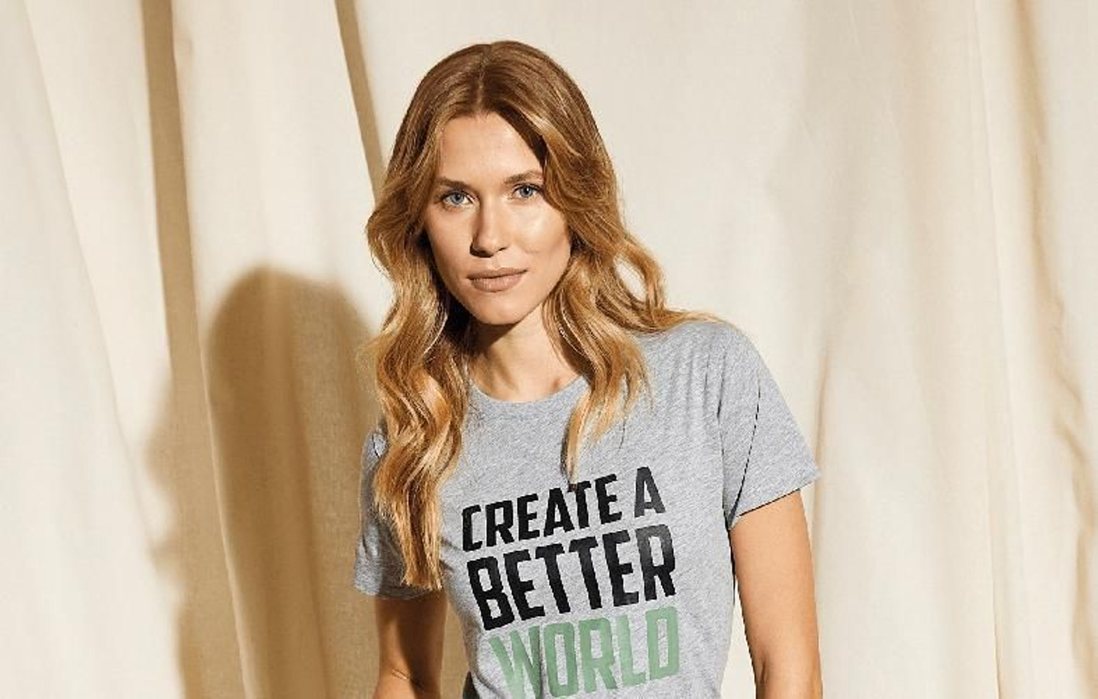 Una de las camisetas ecológicas de plástico reciclado con las que Aldi se apunta a la moda sostenible a precios 'low cost'.