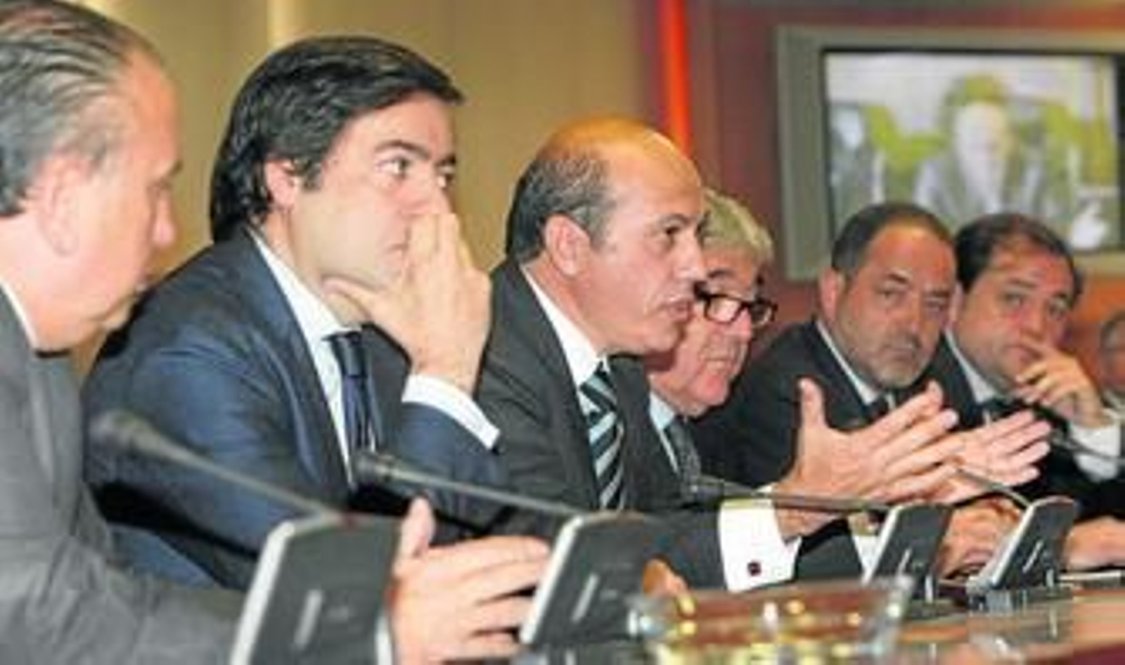 Del Nido, escoltado por los otros cinco disidentes: Fernando Roig, García Macua, Sánchez Llibre, Agapito Iglesias y Jokin Aperribay.