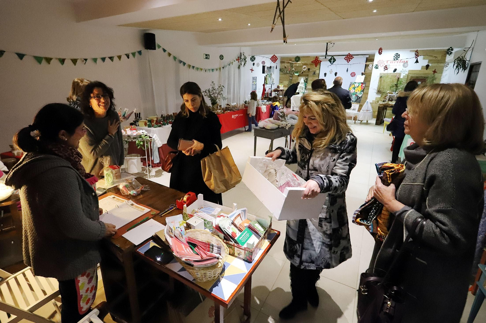 Imágenes del mercado navideño de Cáritas