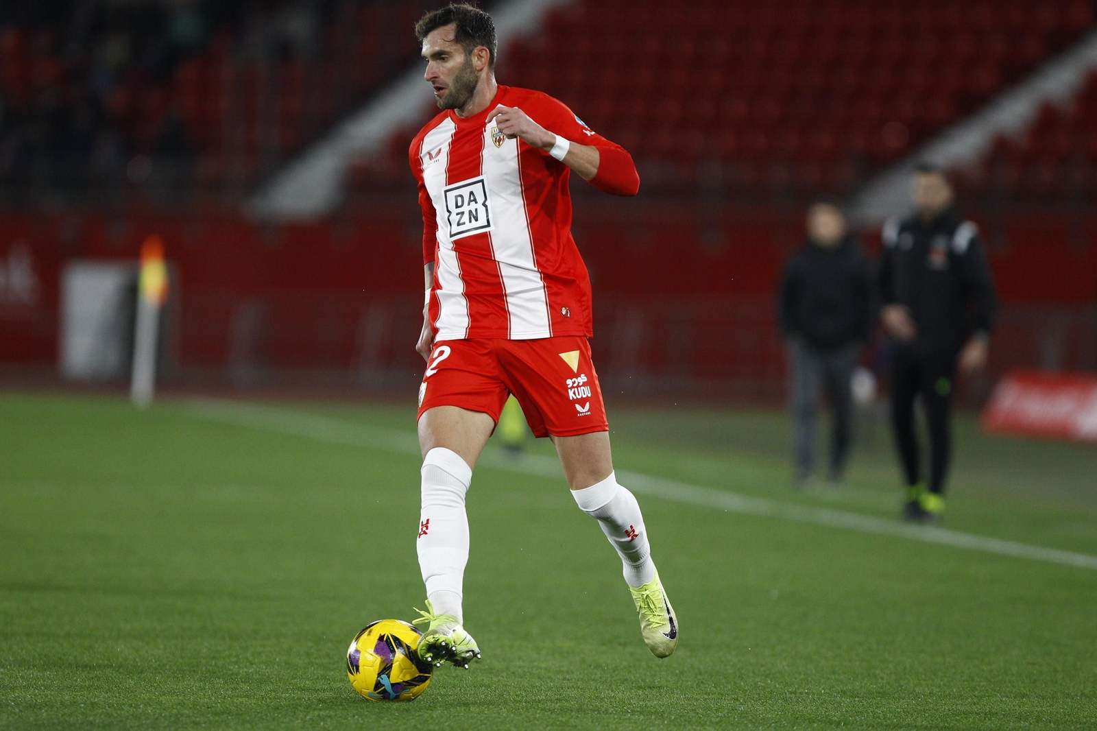 La U.D. Almería se impone por 1-0 al C.D. Mirandés y alcanza la segunda plaza, en imágenes