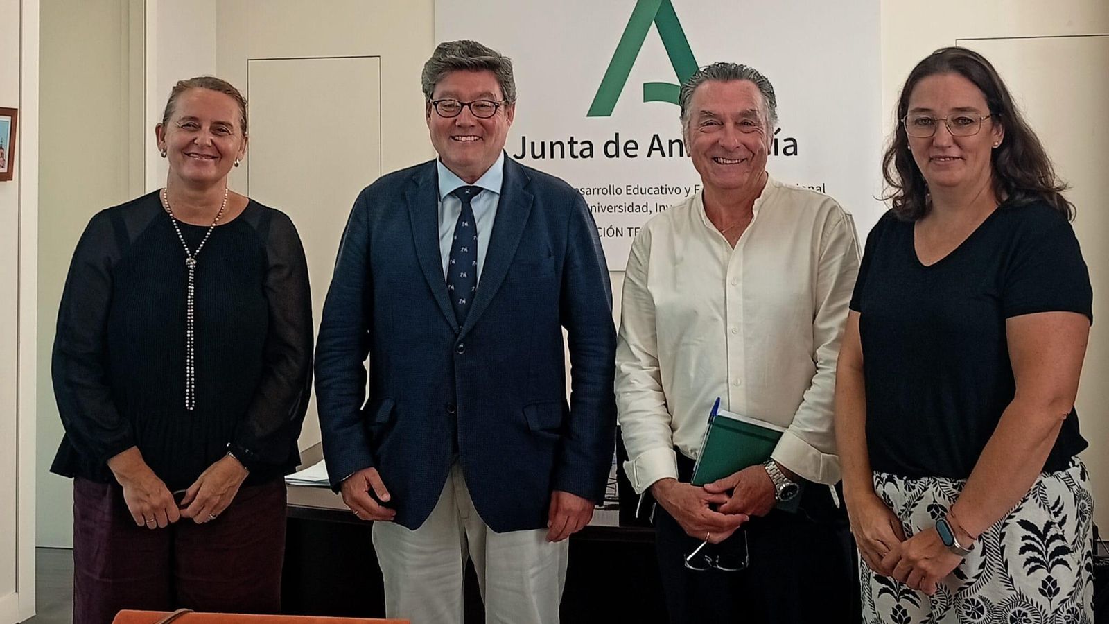 La alcaldesa de Puerto Real, el delegado de educación, el director del IES VIrgen del Carmen y la presienta de la AMPA