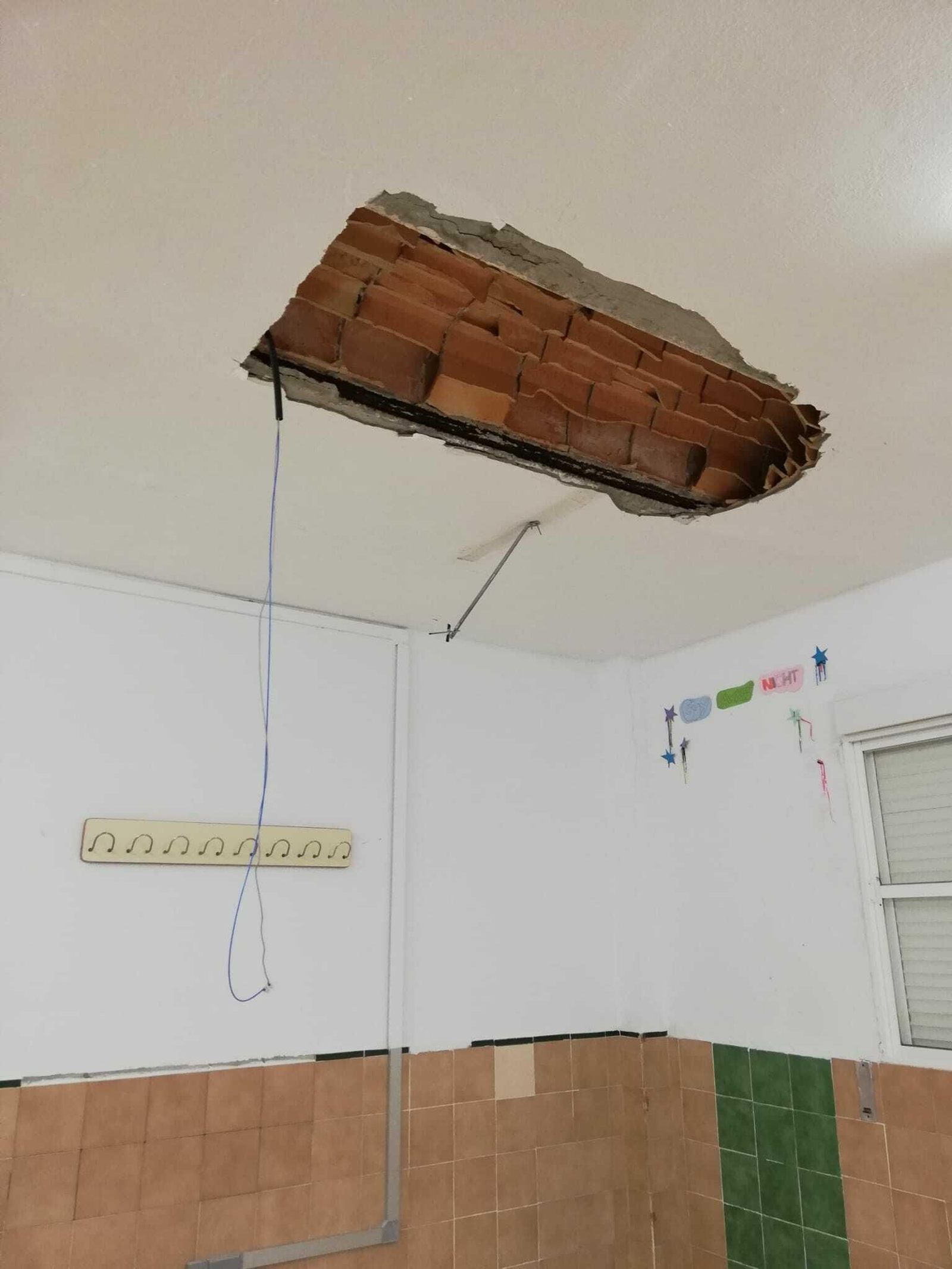 Aspecto de uno de los techos de un aula del IES San Juan de Dios.