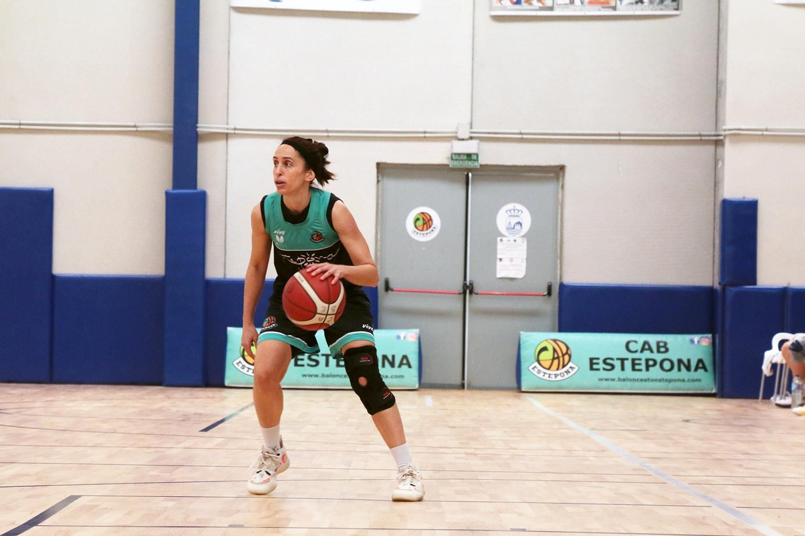 La base paleña, dirigiendo el juego del CAB Estepona durante un partido La base paleña, dirigiendo el juego del CAB Estepona durante un partido