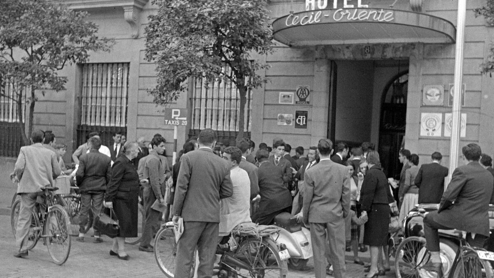 Curiosos se concentran en el hotel Cecil-Oriente tras el crimen