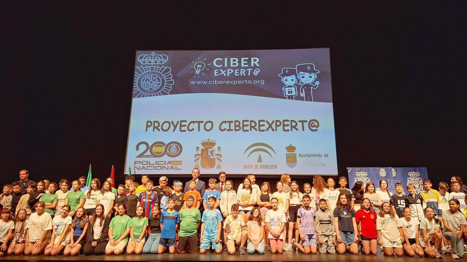 Más de 700 escolares ejidenses se han convertido en expertos en redes sociales.