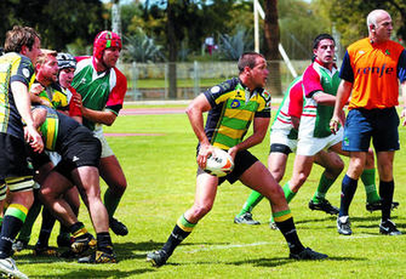 Makoki se dispone a iniciar una jugada tras una buena acción de sus compañeros de la delantera.